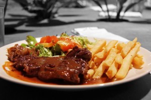 Pièce du boucher, frites, salade & sa sauce au choix