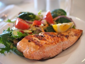 Pavé de saumon grillé à la plancha, légumes de saison & linguine (Brasserie Debourg)